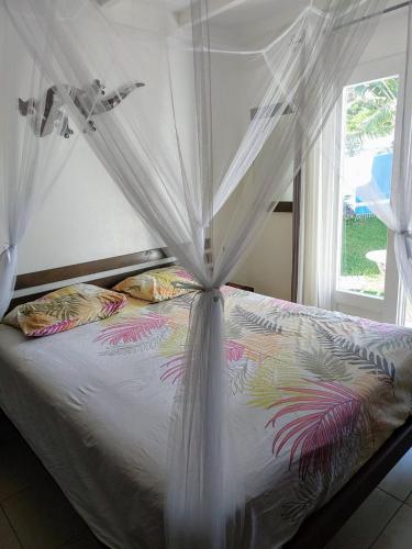 Una cama o camas en una habitación de Chamb'Bouchons