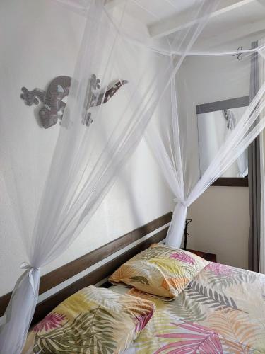 Una cama o camas en una habitación de Chamb'Bouchons