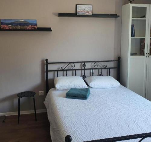 um quarto com uma cama com uma toalha azul em Hostel UNDERGROUND em Maribor