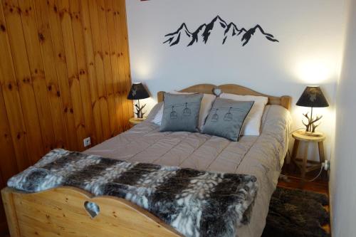 1 dormitorio con 1 cama con 2 lámparas y 2 mesas en Appartement cosy montagne, centre ville de Briançon en Briançon