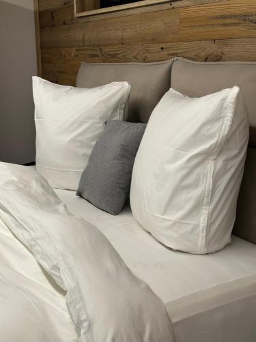 a bed with white sheets and pillows at Peer Alm in Navis