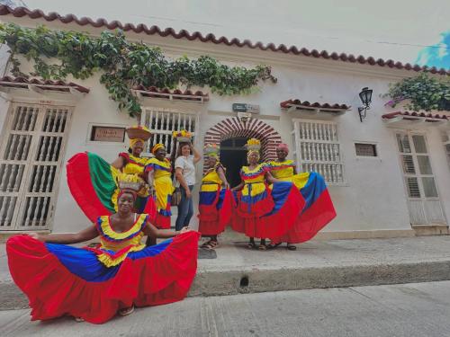 un gruppo di persone che si trovano di fronte a un edificio di Hotel La Magdalena a Cartagena de Indias