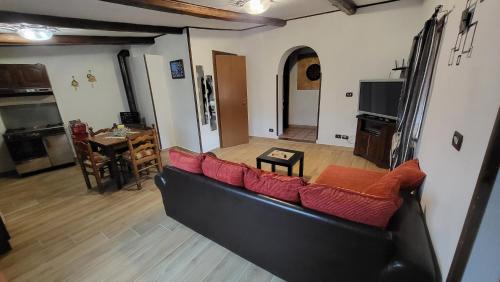 a living room with a couch and a table at Chalet di montagna in Trasacco