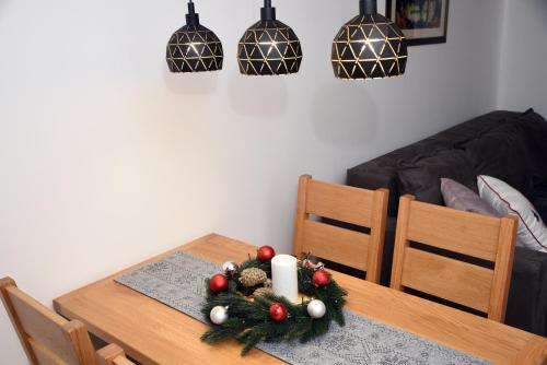 亞霍里納的住宿－Zlatni javor 515，餐桌上挂着圣诞树