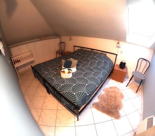 an overhead view of a bedroom with a bed at Skyview Suite in Oostduinkerke