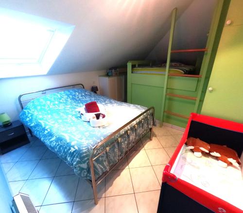 um quarto com uma cama com um chapéu de Pai Natal em Skyview Suite em Oostduinkerke