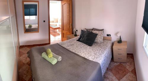 1 dormitorio con 1 cama con 2 toallas en Los Guindos, en Málaga