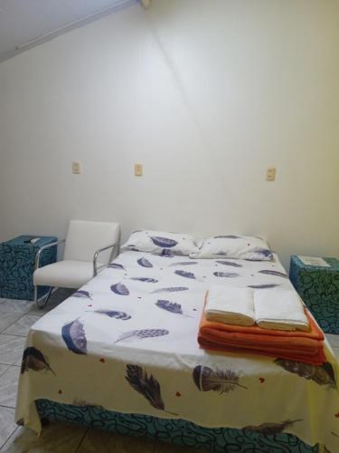 Pedro Juan CaballeroにあるEl Viajero Hostel & Suítes 11のベッド1台(タオル付)が備わります。