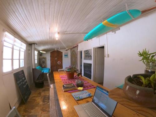 um quarto com uma mesa com um computador portátil em SURFHOUSE Pichilemu em Pichilemu