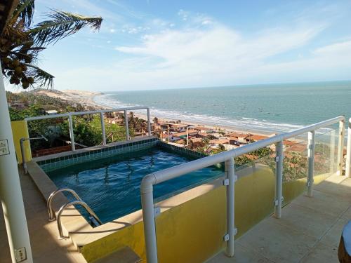 Pogled na bazen u objektu Chalés Mirante do Mar ili u blizini