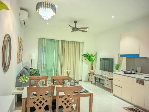sala de estar con mesa de comedor y cocina en Quill 5 Star Residence en Kuala Lumpur