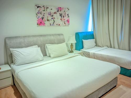 1 dormitorio con 2 camas y sofá en Quill 5 Star Residence en Kuala Lumpur