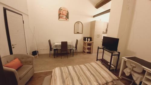 een woonkamer met een bank en een tafel met stoelen bij Console Camprini Rooms & Apartments in Faenza