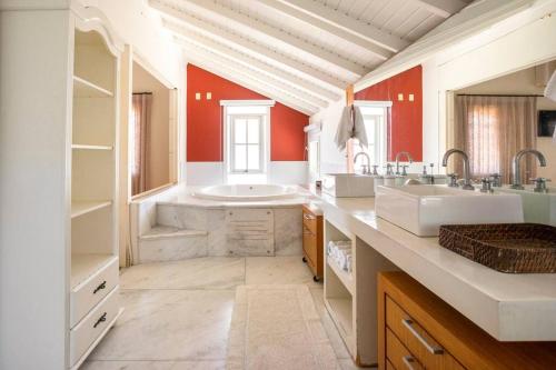 佛羅安那波里的住宿－Praia Mole, Florianopolis, paraiso.，带浴缸、水槽和浴缸的大浴室