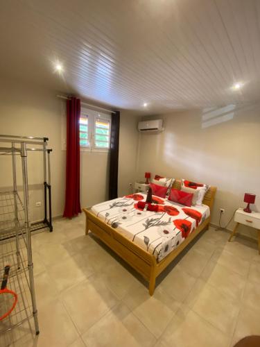a bedroom with a bed in a room at L'OCEAN BLEU DES ANSES in Quartier du Fond Fleuri