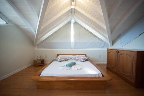 uma cama num quarto com uma grande janela em Praia Mole, Florianopolis, paraiso. em Florianópolis