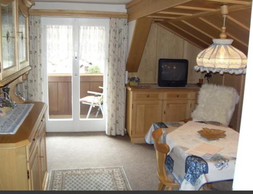 una cucina con tavolo e televisore in una stanza di Haus Pelzer a Mittenwald