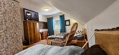 - une chambre avec un lit, une table et des chaises dans l'établissement Hütte auf 1000m Höhe in Mönichkirchen., à Mönichkirchen