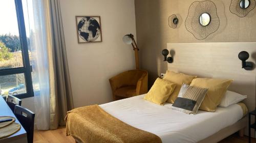 sypialnia z łóżkiem z żółtymi poduszkami i oknem w obiekcie Appart'Hotel - Gare TGV - Courtine - Confluence - 218 w Awinionie