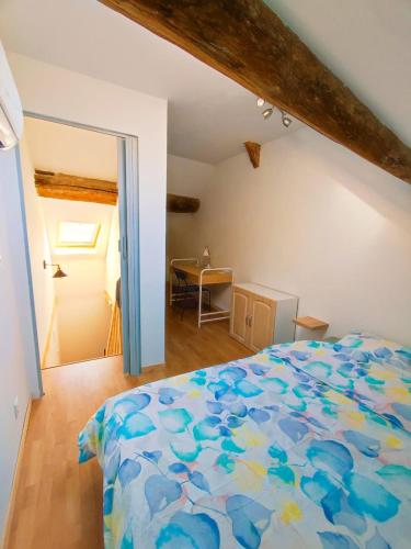 une chambre avec un lit et une table dans l'établissement Agréable maison 8 personnes WIFI et clim, à Marmeaux