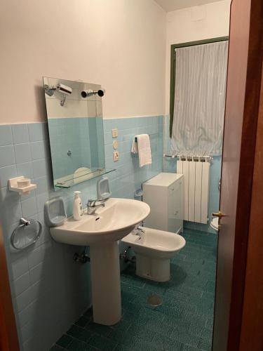 een badkamer met een wastafel en een spiegel bij casa vacanze Roccaraso in Roccaraso