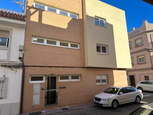 een zilveren auto geparkeerd voor een gebouw bij 2 Bedrooms and sofa bed flat by Wayra Tarifa in Tarifa