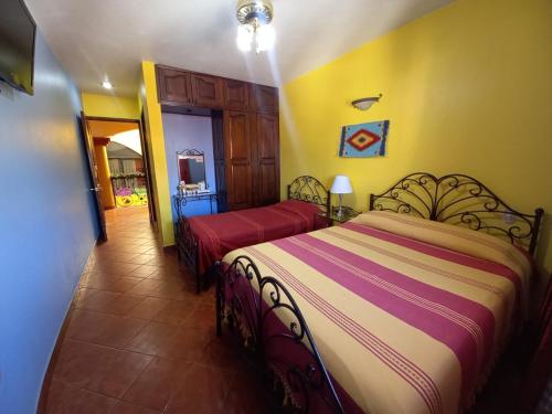 een slaapkamer met 2 bedden in een kamer bij Hotel Doña Alicia in Oaxaca City
