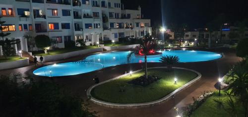 een uitzicht op een groot zwembad 's nachts bij KABILA VISTA n3 in M'diq