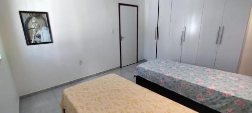 a room with two beds and two closets at QUARTO COM BANHEIRO PARA ALUGAR POR DIÁRIA in Garanhuns