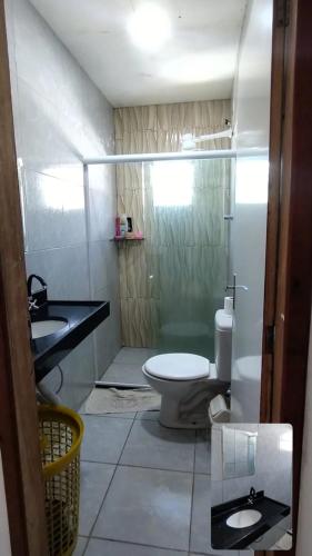 a bathroom with a toilet and a sink at QUARTO COM BANHEIRO PARA ALUGAR POR DIÁRIA in Garanhuns