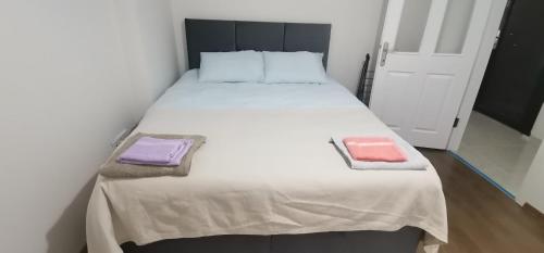 ein weißes Bett mit zwei Handtüchern darüber in der Unterkunft Eray's apartment in Istanbul
