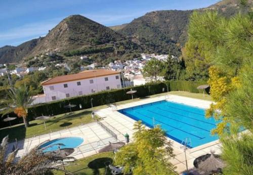 O vedere a piscinei de la sau din apropiere de Casa de Diego el Barbero