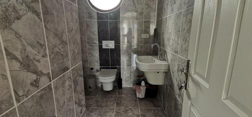 ein Bad mit einem Waschbecken und einem WC in der Unterkunft Eray's apartment in Istanbul
