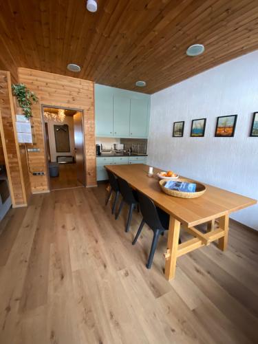 a dining room with a wooden table and chairs at Alpendomizil Apfel in Mühlbach am Hochkönig