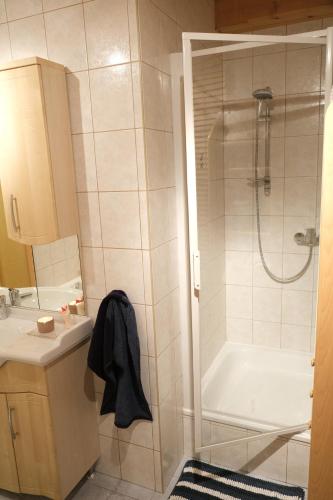 uma casa de banho com um chuveiro, um lavatório e uma banheira em Unterbrandlberg em Steinbach an der Steyr
