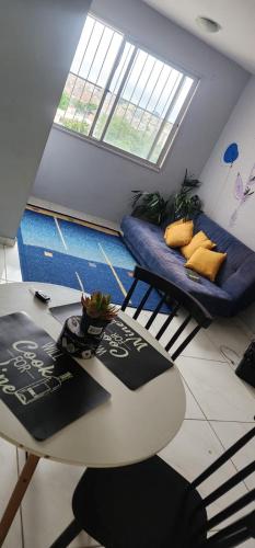a living room with a table and a couch at Apê Colorido prox Rodoanel e Castelo in Osasco