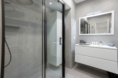 a bathroom with a shower and a sink and a mirror at Palais Armenonville Cannes avec Parking proche Carlton Croisette in Cannes