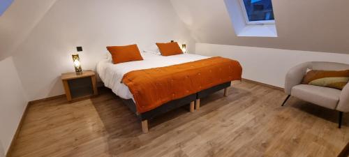 - une petite chambre avec un lit et une chaise dans l'établissement Mein Ruz, à Perros-Guirec