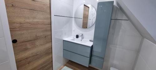 uma casa de banho com um lavatório e um espelho em Mein Ruz em Perros-Guirec