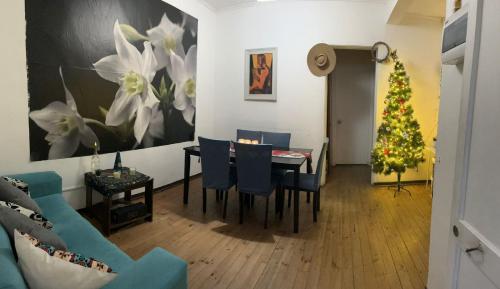 una sala de estar con un árbol de Navidad y una mesa y sillas en Departamento Recreo, en Viña del Mar