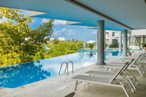 a view of the infinity pool at the resort at Grand Sirenis San Andres in San Andrés