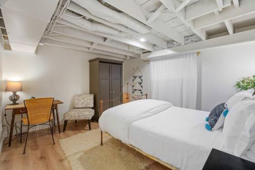 um quarto com uma cama, uma mesa e uma cadeira em Mid-Century Vibes Nest em Seattle