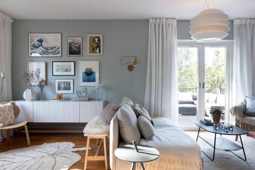 Stor villa nära till centrala Stockholm في ستوكهولم: غرفة معيشة مع أريكة وطاولة