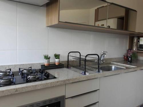 Nhà bếp/bếp nhỏ tại Apto Condomínio tipo ClubResort