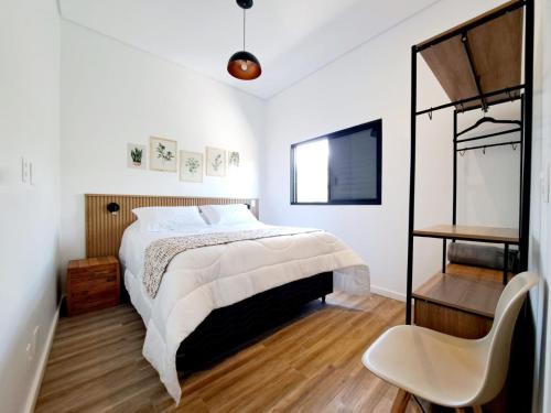 um quarto com uma cama e uma televisão em Casa dos Lírios em Alto Paraíso de Goiás