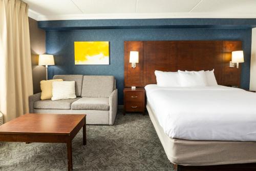 pokój hotelowy z łóżkiem i kanapą w obiekcie Comfort Inn & Conference Centre Toronto Airport w mieście Toronto