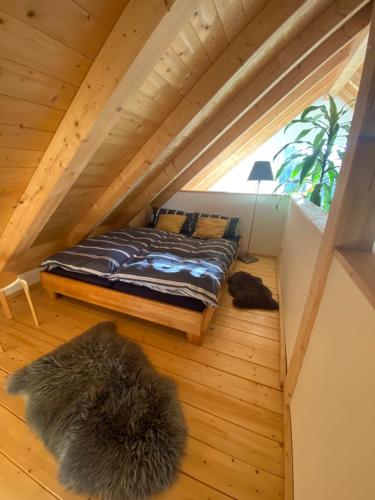 1 dormitorio con 1 cama en un ático de madera en Ferienhaus Annemie, en Markt Erlbach