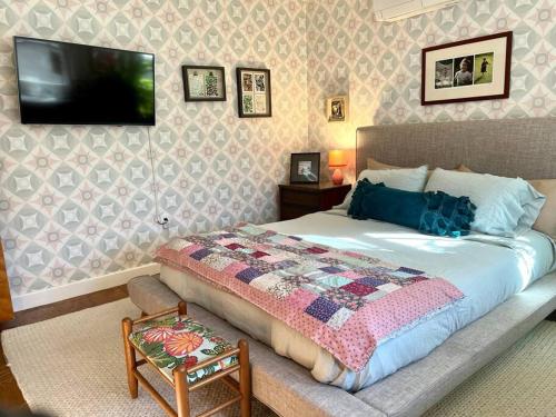 Fotografie z fotogalerie ubytování Swanky Midcentury Ranch v destinaci Andover