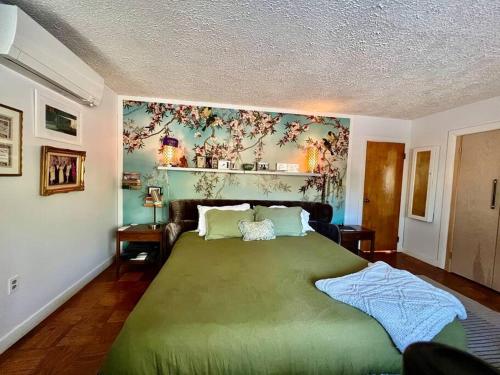 Fotografie z fotogalerie ubytování Swanky Midcentury Ranch v destinaci Andover