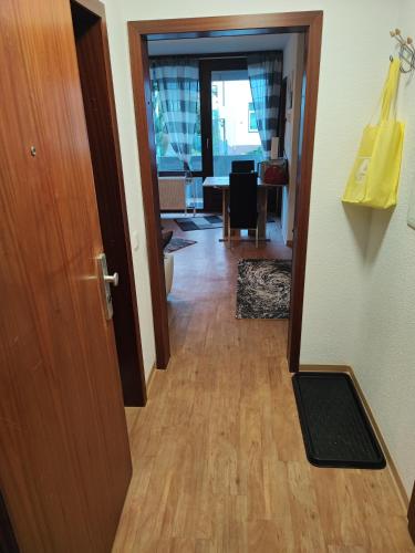 un pasillo con una puerta que conduce a una sala de estar en Apartment in der Rattenfängerstadt Hameln, en Hameln